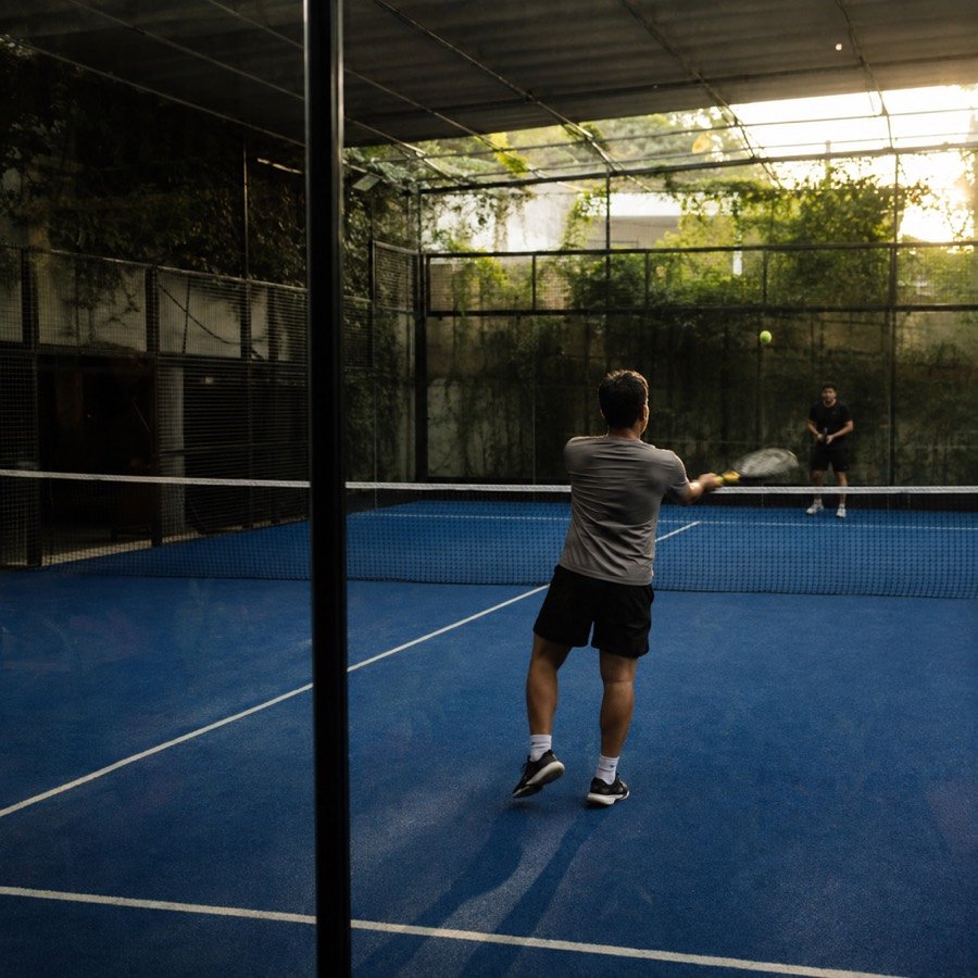 Lapangan padel indoor berdinding kaca